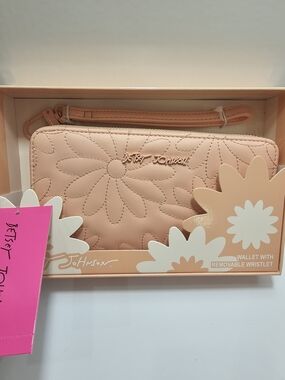 Betsey Johnson Peachy Pink Daisy Quilted Zip Around Wristlet Wallet NIB NWT